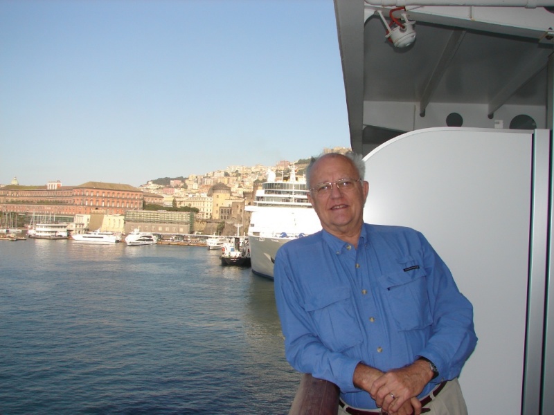 2008/03(March)/AroundTheWorld/Isle of Capri/800x600_Bailey on balcony Naples in back.jpg